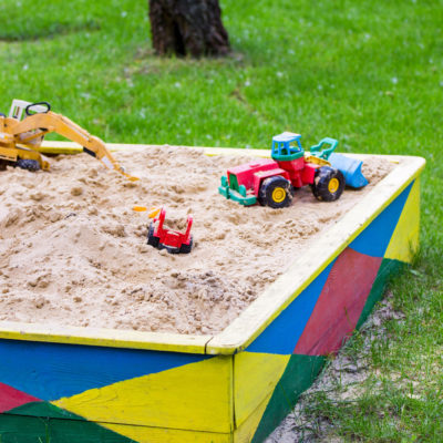 子どもがよろこぶ庭遊びのアイデア！ウッドデッキがあるともっと楽しいスペースに。